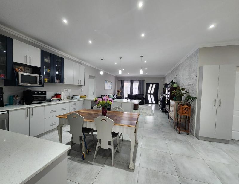 5 Bedroom Property for Sale in Die Bult Western Cape